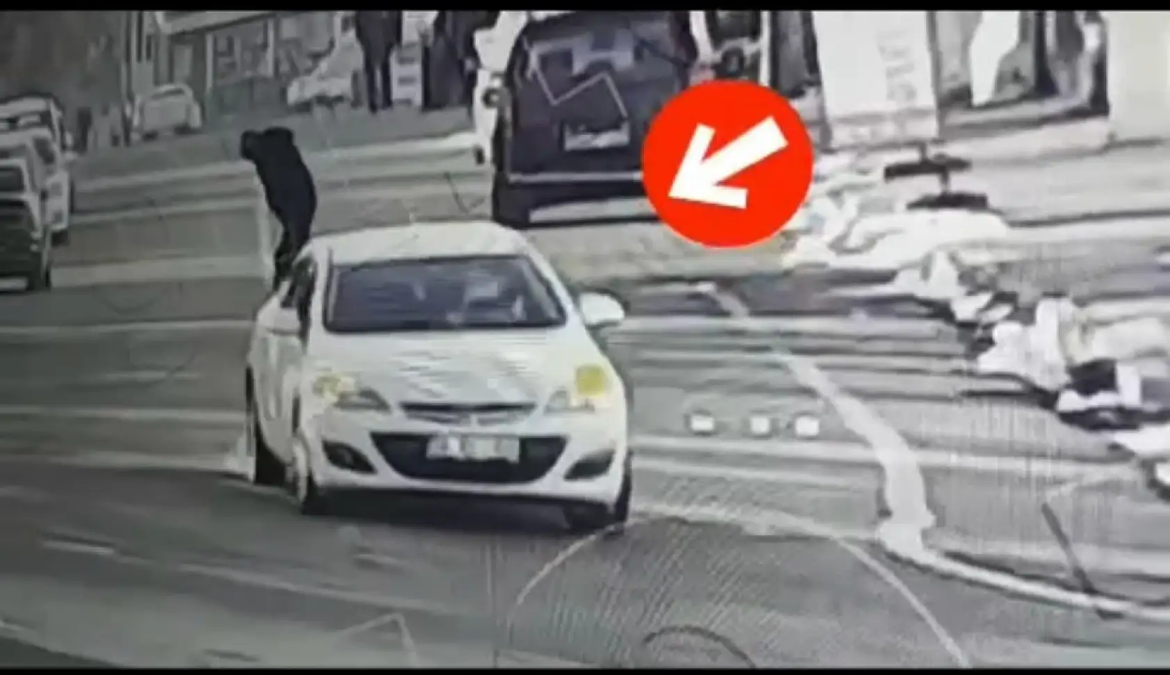 Çaldıkları araçla kaza yapıp kaçtılar