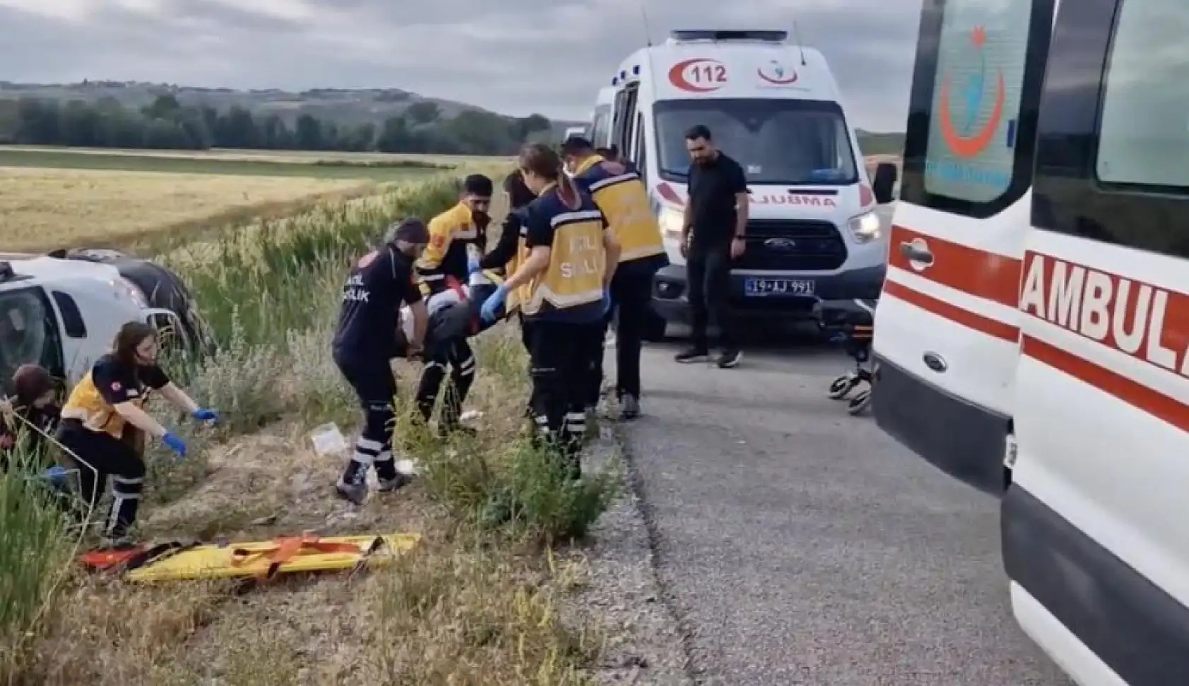 Düğün dönüşü minibüs şarampole devrildi: 17 yaralı