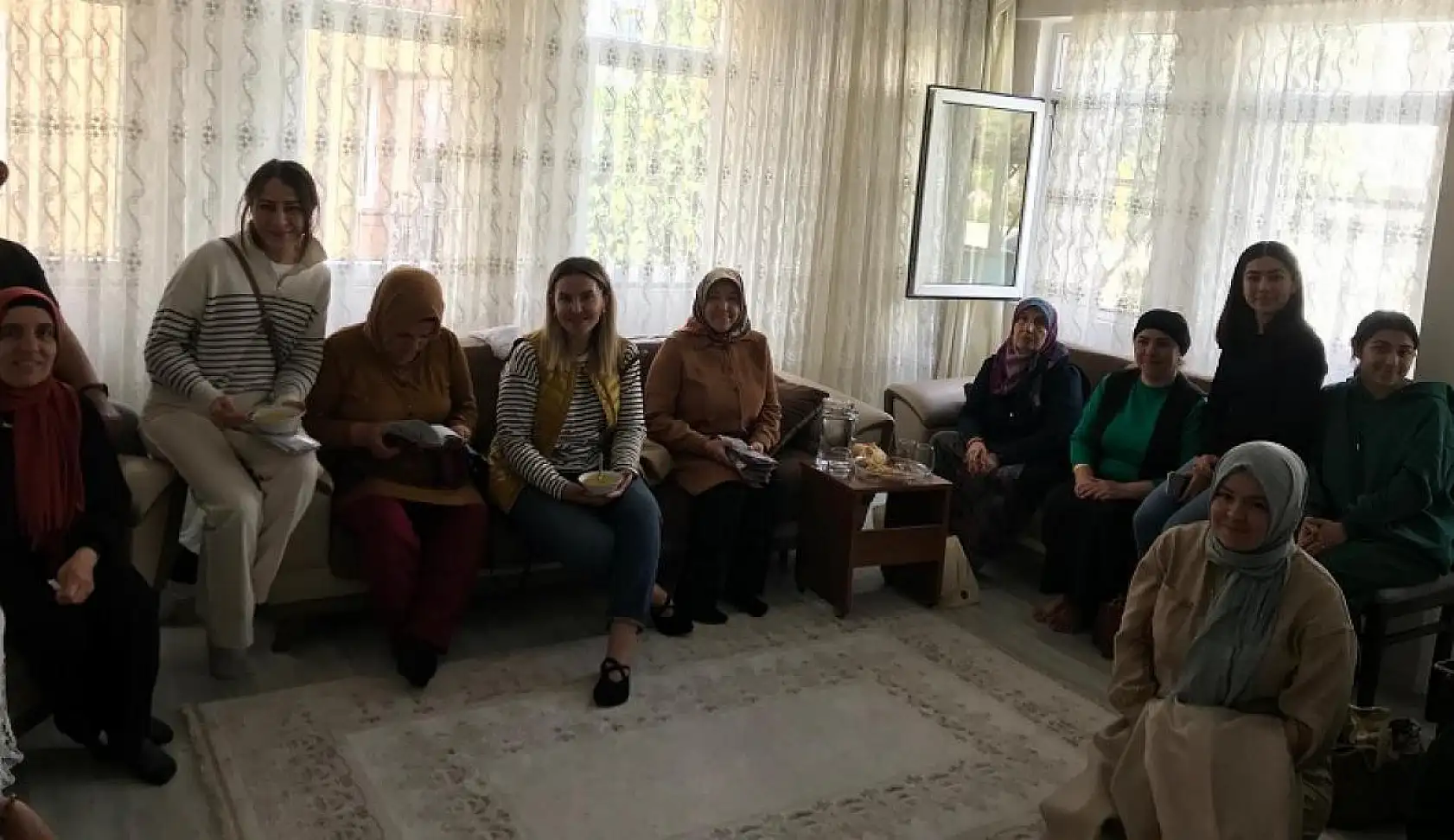 Cumhur İttifakı Kadın ve Gençlik Kolları kapı kapı dolaşıyor