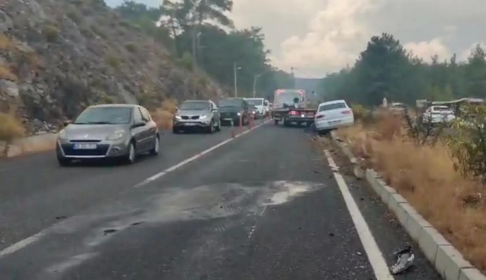 Kafa kafaya çarpışan 2 otomobil hurdaya döndü