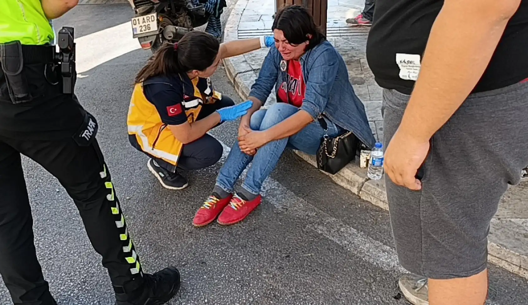 Motosiklete çarpan otomobil sürücüsü kaza sonrası gözyaşlarına hakim olamadı