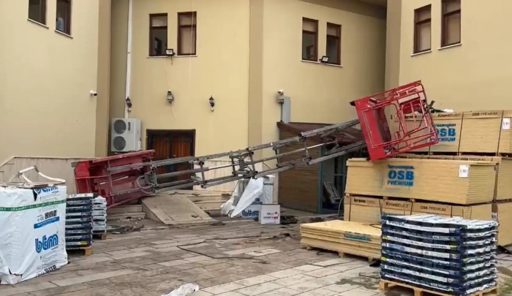 Müze tadilatında portatif asansör devrildi: 2 işçi yaralı