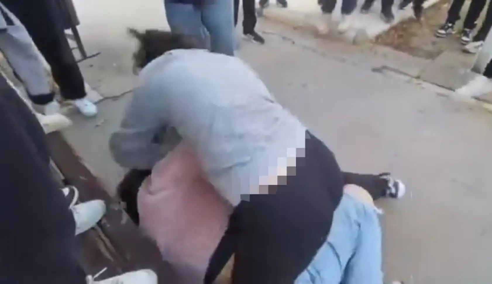 Ortaokullu kızlar birbirine girdi, arkadaşları ayırmak yerine video çekti