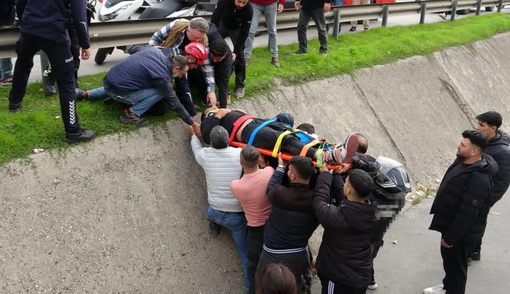 Yayaya yol veren motosikletli arkasından gelen otomobilin çarpmasıyla kanala uçtu