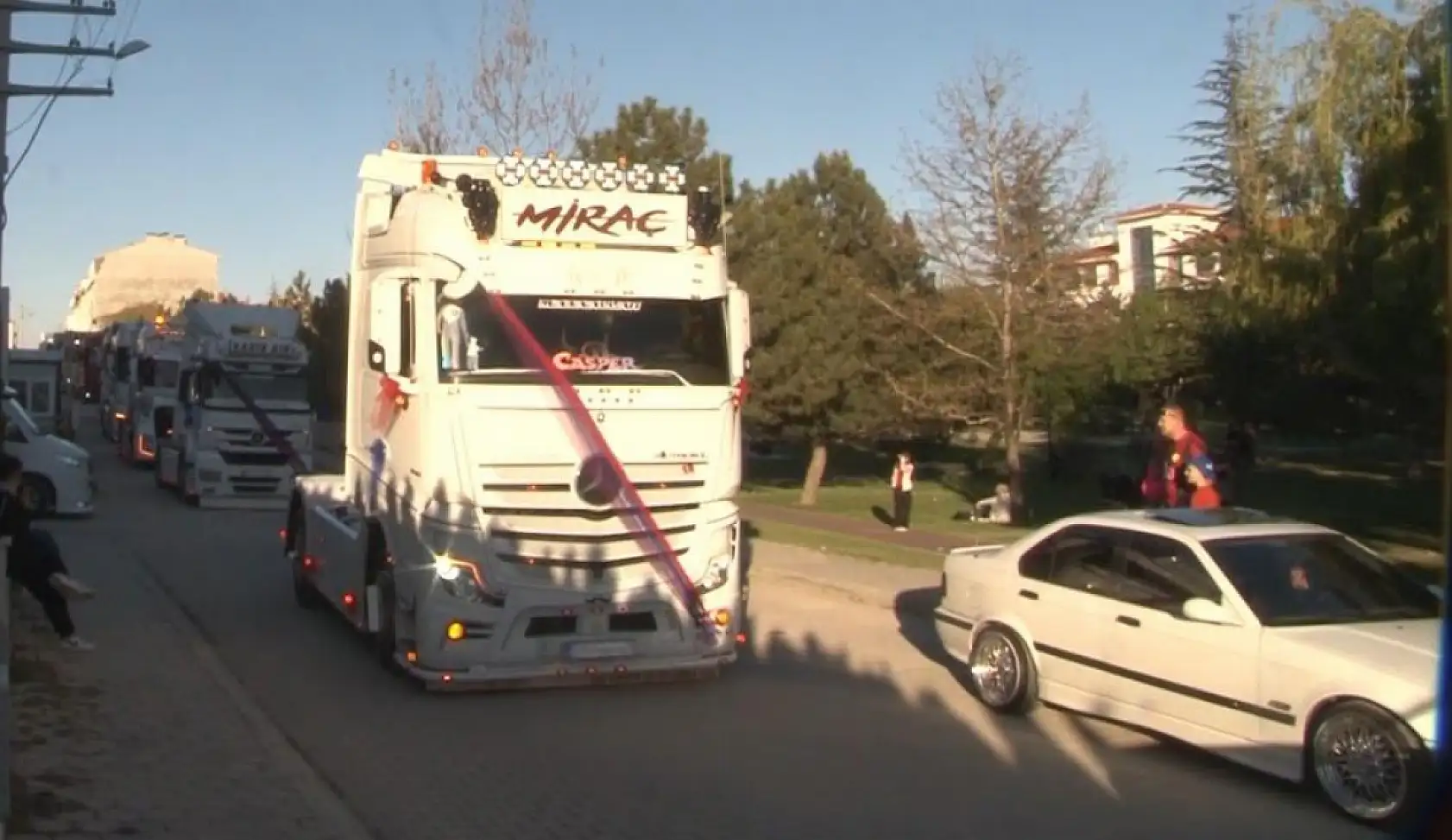 Şehirde ne olduğunu anlamadılar! Düğün konvoyu görenleri şaşkına çevirdi