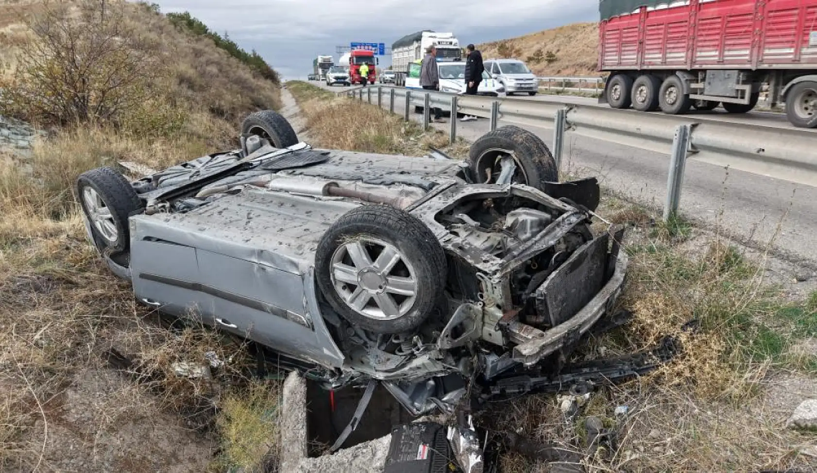 Seyir halindeki aracın çarptığı otomobil şarampole devrildi: 7 yaralı