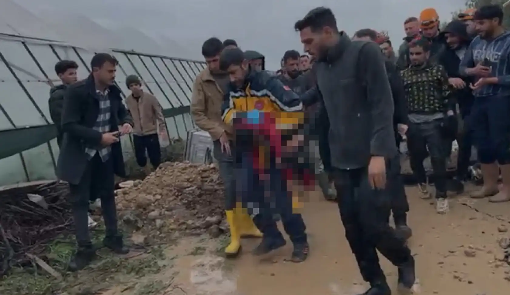 Kardeşleri ve arkadaşlarıyla oynarken tahliye kanalına düşen 3 yaşındaki Berra hayatını kaybetti