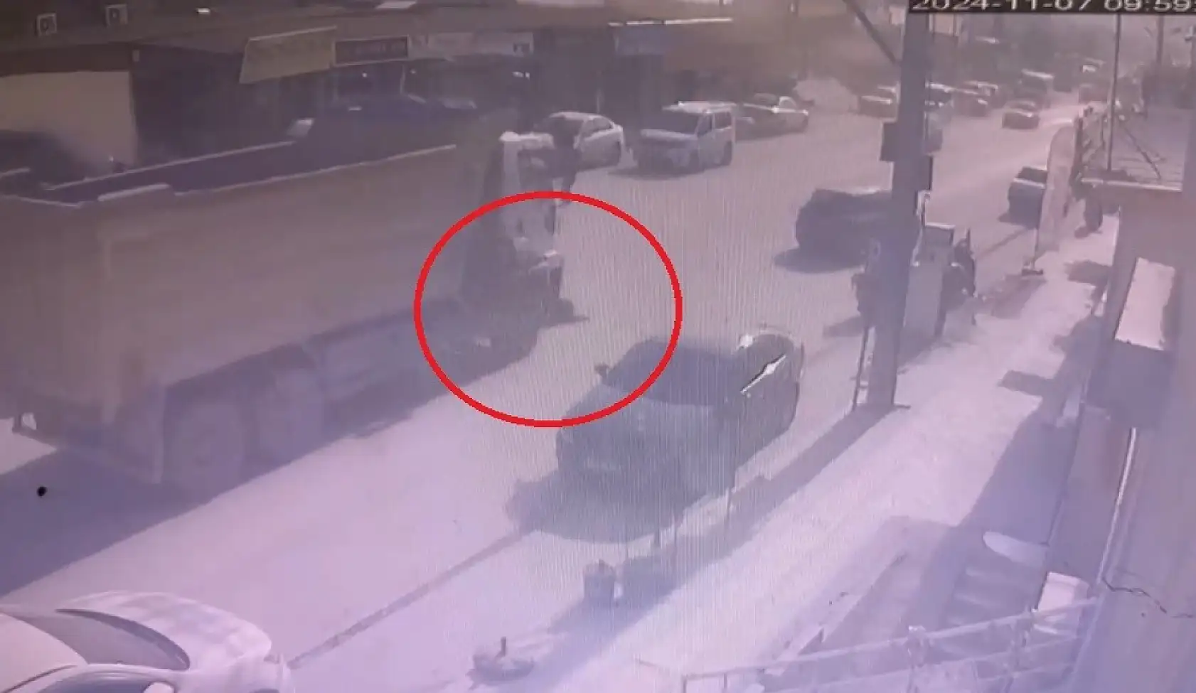 Hafriyat kamyonunun altında kalan motosikletli aracın altından yürüyerek çıktı