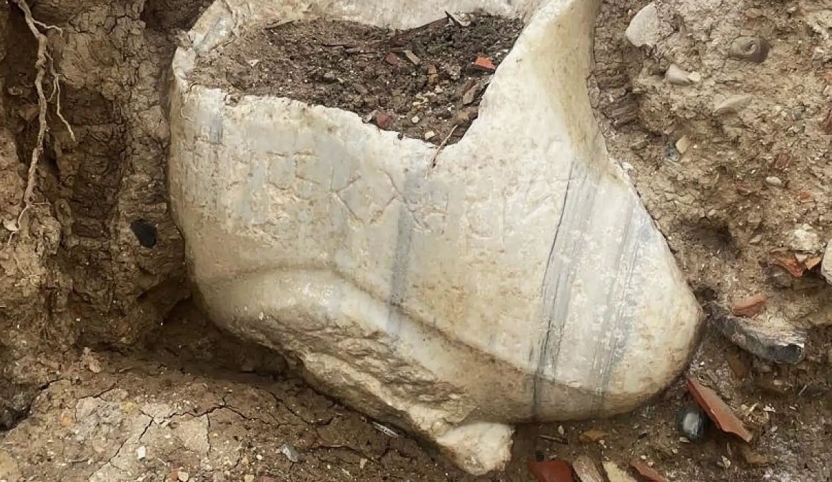 Dalgaların aşındırdığı bölgeden antik döneme ait heykel çıktı