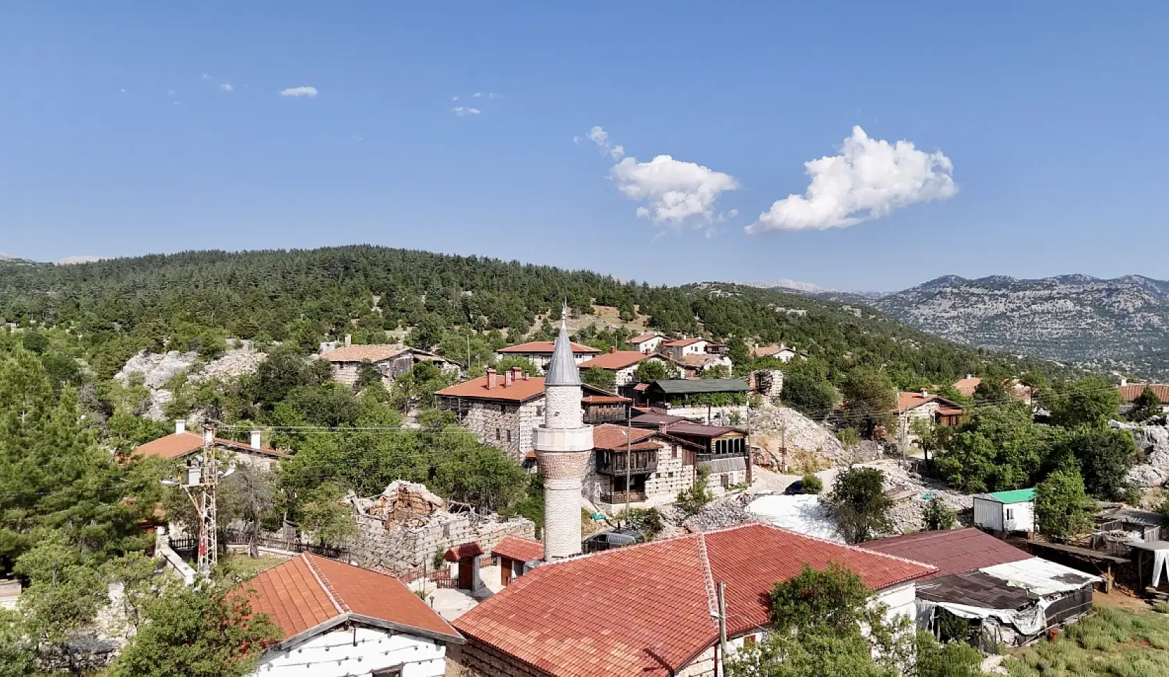 Antalya'nın 15 haneli 50 nüfuslu beton yapı bulunmayan 800 yıllık tarihi köyüne turist akını