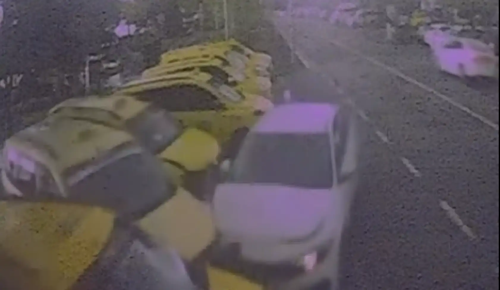 Fethiye'de otomobil sürücüsü park halindeki 3 taksiye birden çarptı!