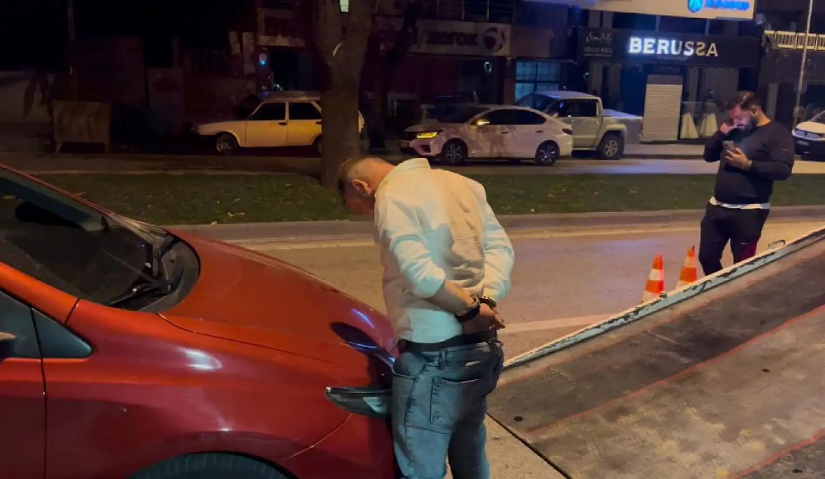 Alkollü sürücü patlak lastikle kaçtı, polisi peşinde pervane etti: 'Lahmacunu 80 liraya satıyorum'