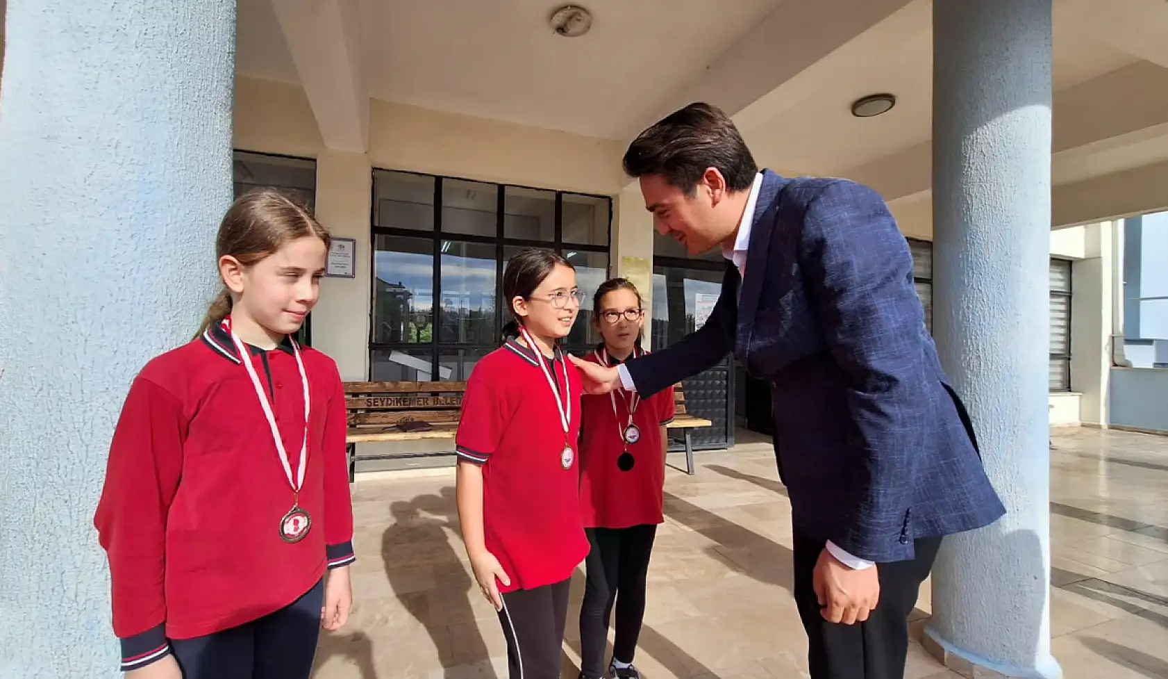 Seydikemer Kaymakamı Dİlekli, Şehit Gürcan Akan İlkokulu'nda bayrak törenine katıldı