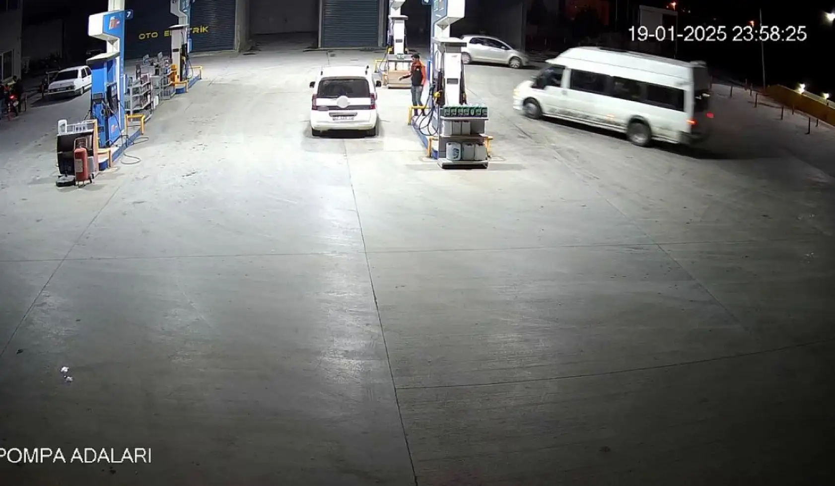 Böyle kavga görülmedi: Kaldırımdaki grubun arasına motosikletle daldı