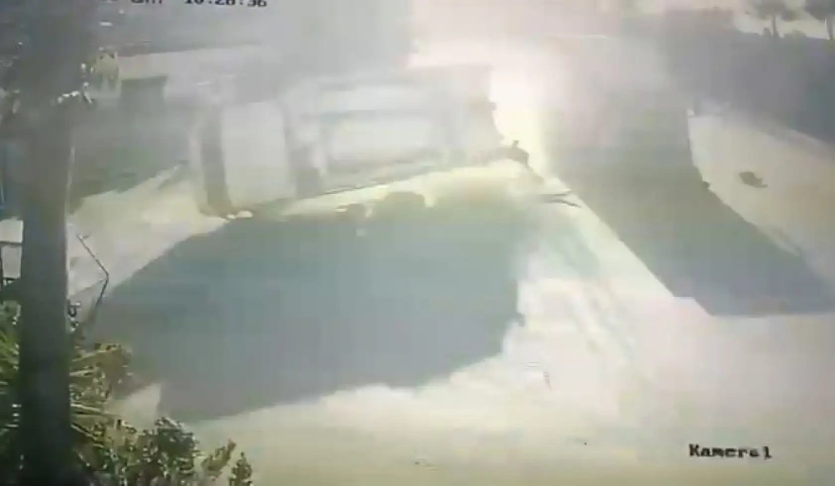 Kamyonun arkadan çarptığı çöp kamyonu devrildi: 1'i ağır 3 işçi yaralandı