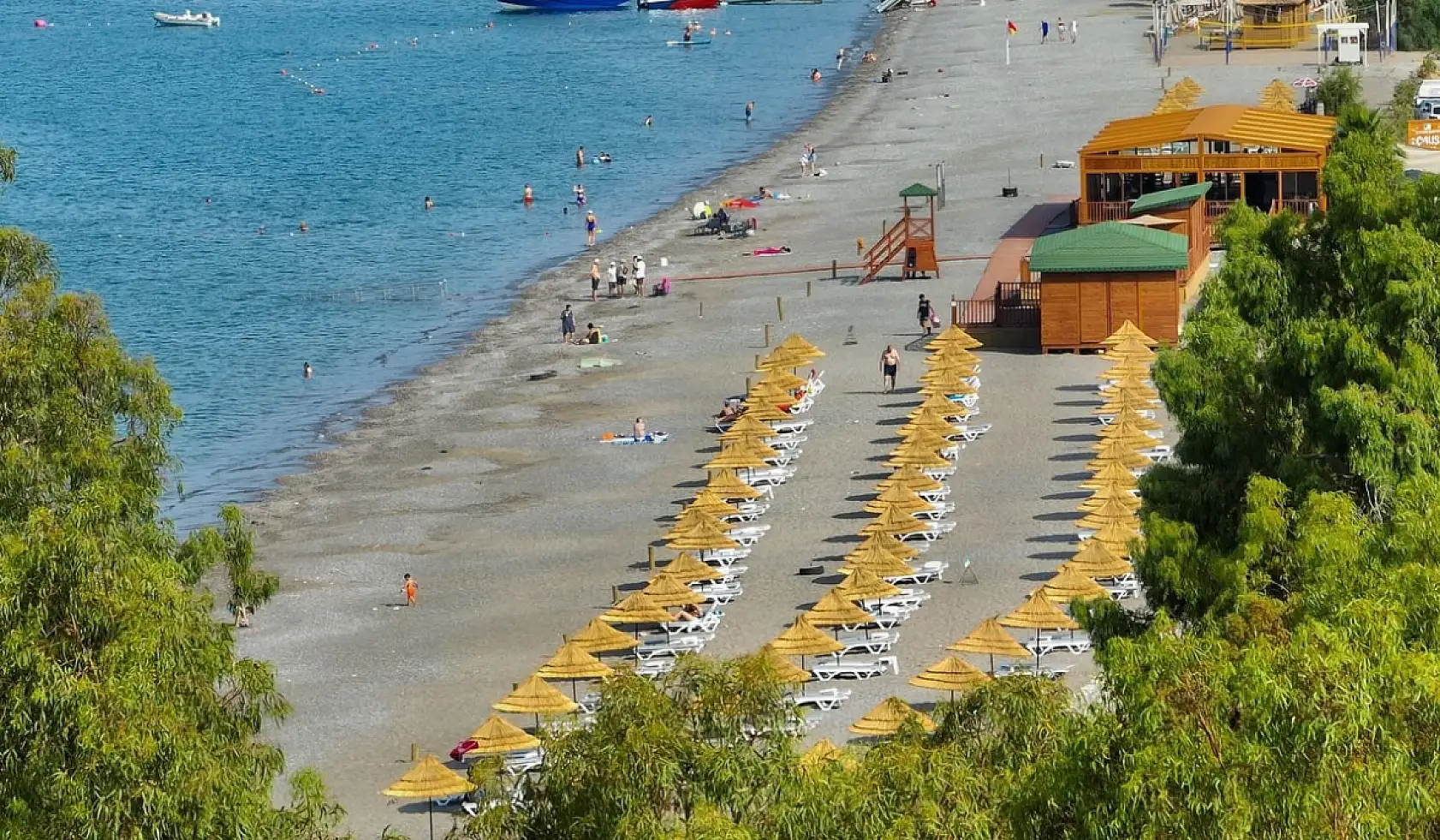 Fethiye Çalış Halk Plajı uygun fiyatlarla hizmet vermeye devam ediyor