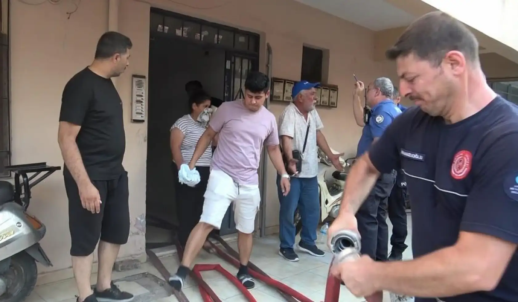 Madde bağımlısı genç evi yaktı, anne ile baba yaşananlara isyan etti