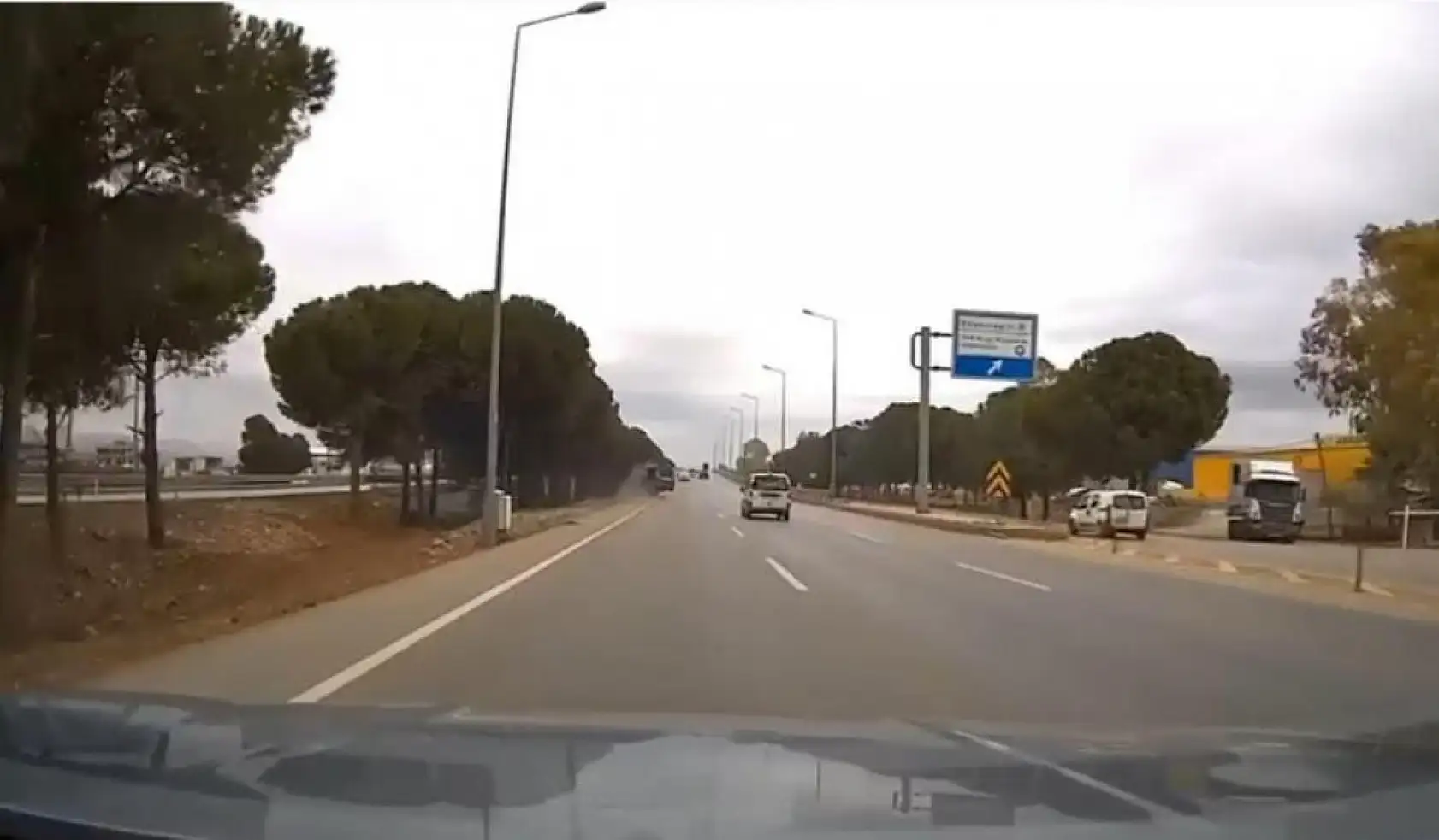 Bariyerlere çarpan araç hurdaya döndü, sürücü hayatını kaybetti