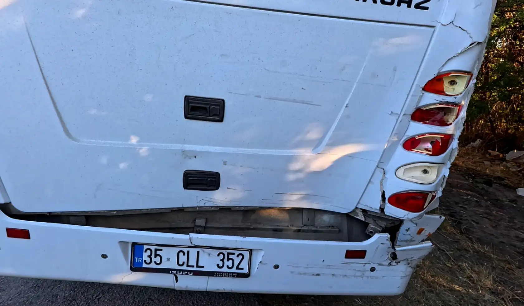 Turistleri taşıyan midibüse tır çarptı: 5 turist yaralı