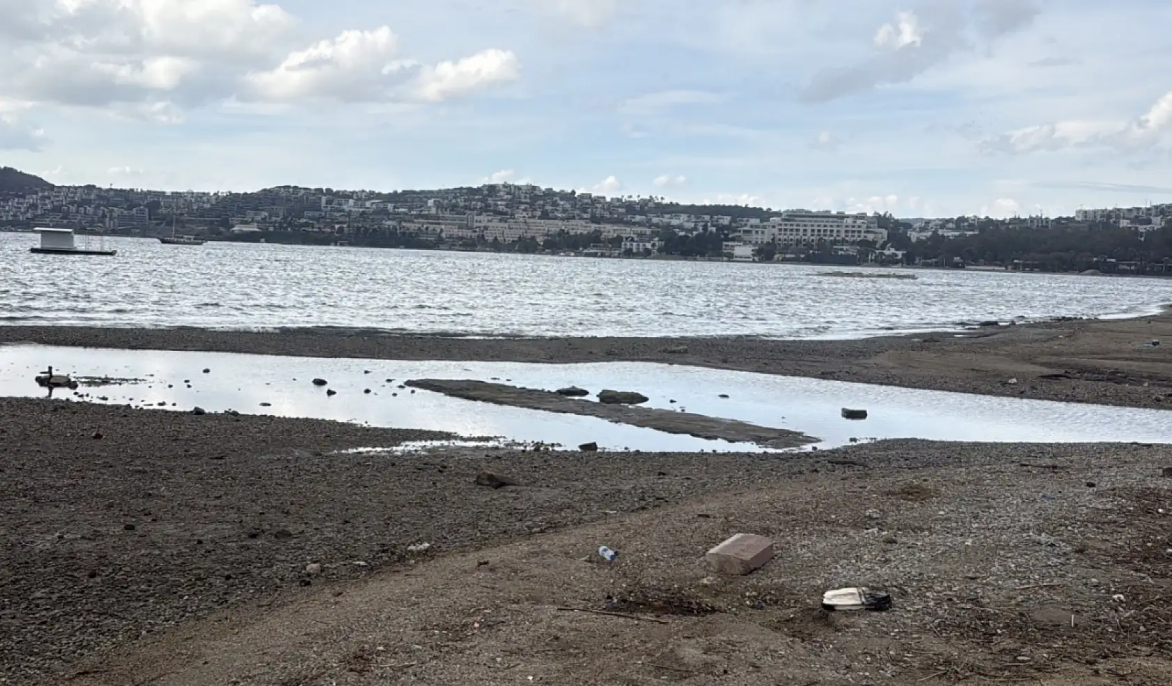 Bodrum'da deniz suyu çekildi