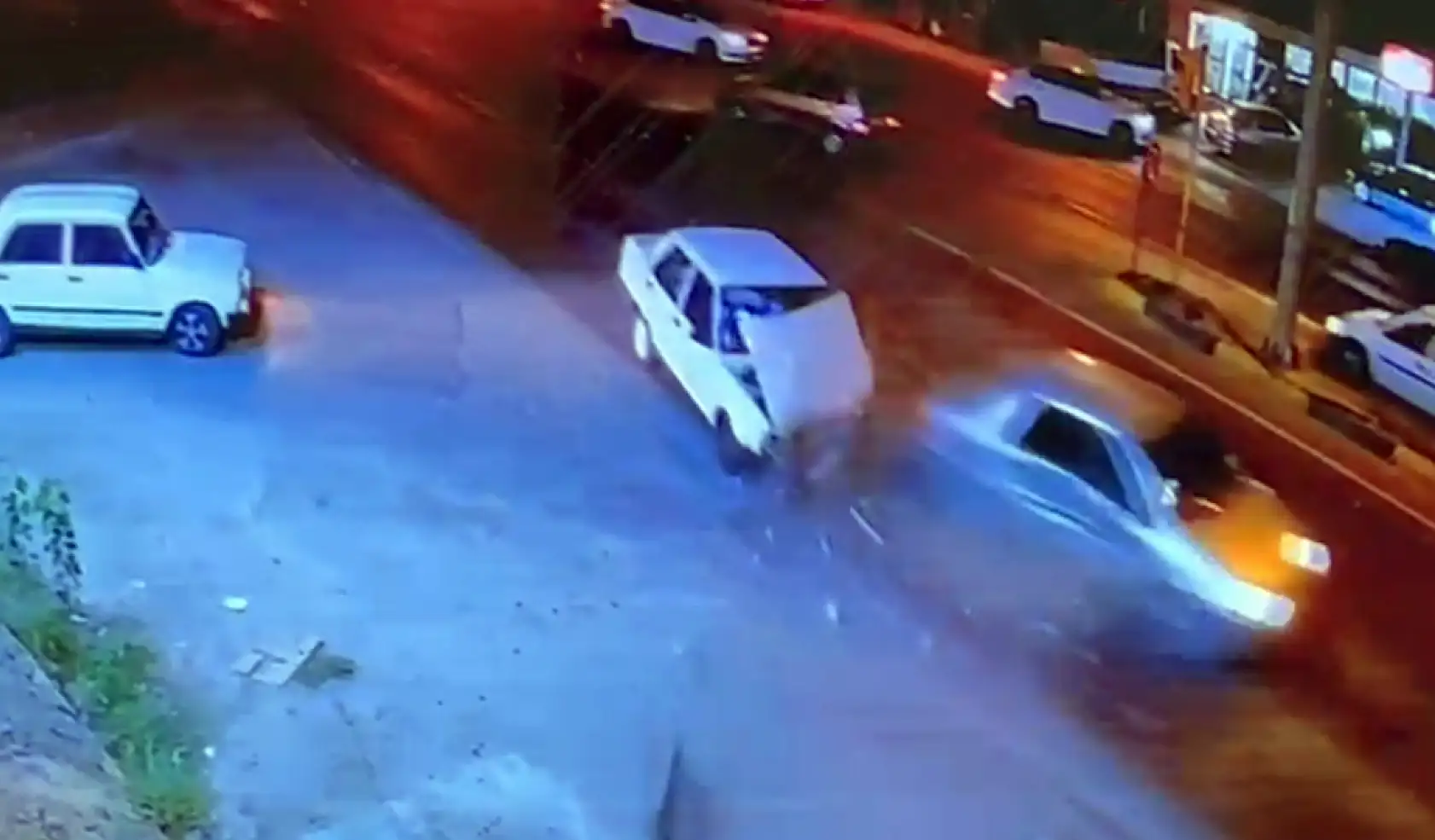 Muğla-Aydın Karayolu'nda 2 kişinin yaralandığı kazanın güvenlik kamera kaydı ortaya çıktı