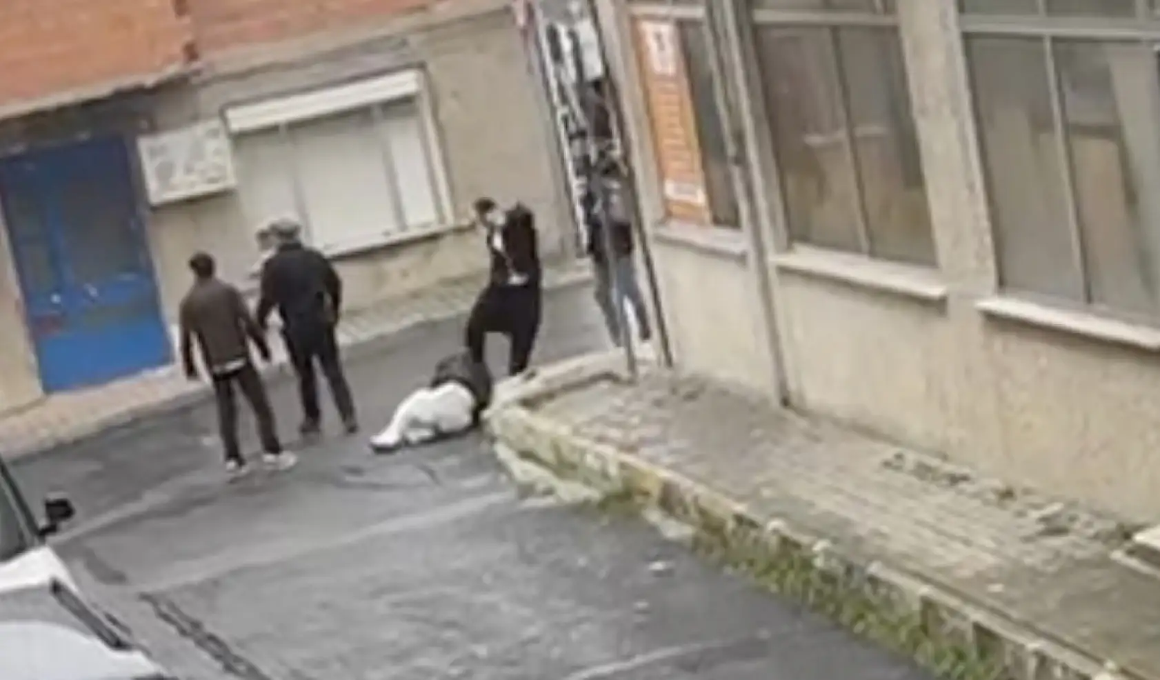 Tartıştıkları genci sokak ortasında acımasızca dövdüler