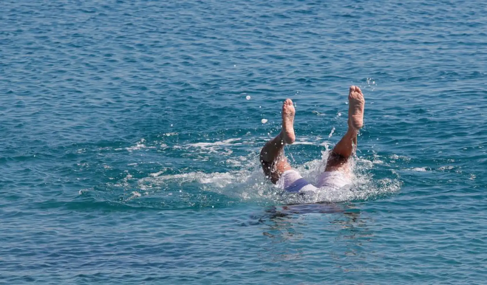 Bu sefer serinlemek için değil ısınmak için denize girdiler