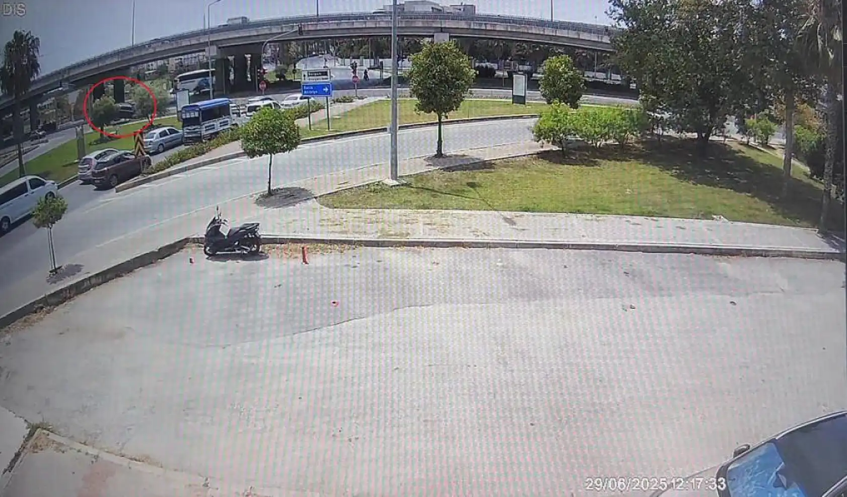 Hurdaya dönen lüks araçlardan burunları bile kanamadan çıktılar