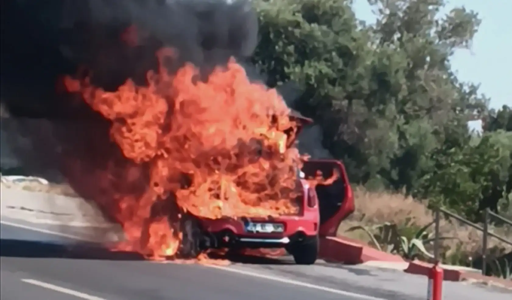 Seyir halindeyken alev topuna dönen araçtan geriye iskeleti kaldı