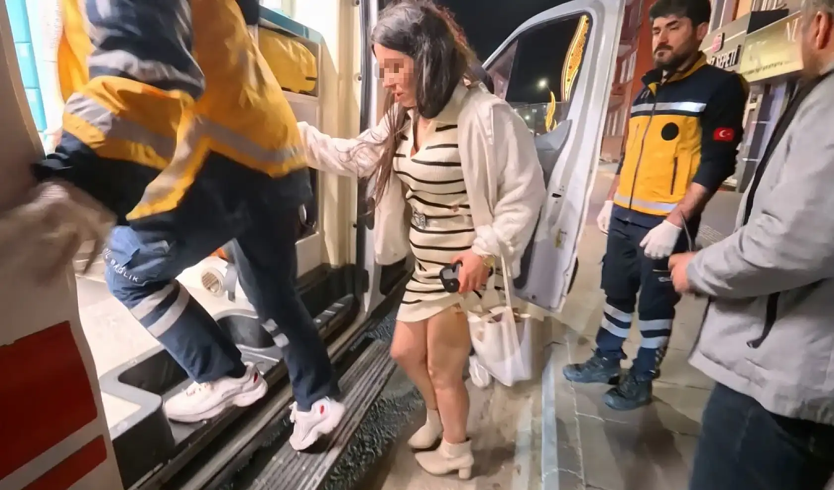 Erkek arkadaşının görüştüğü kadını bıçakladı