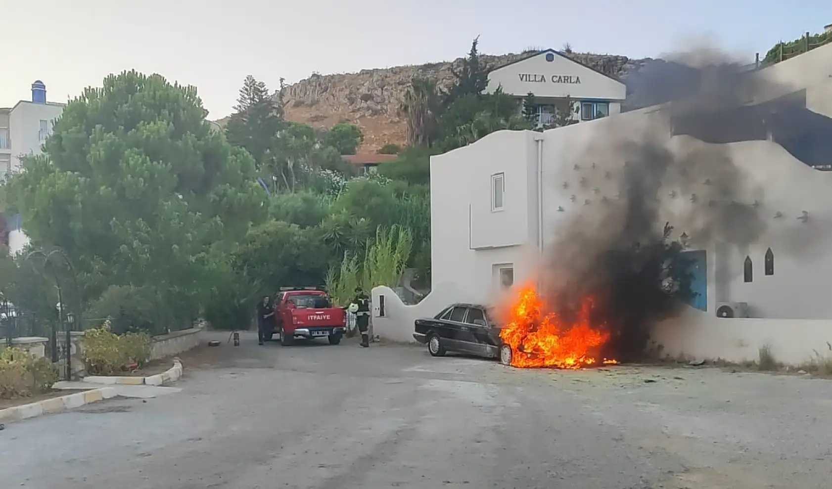 Datça'da park halindeki otomobil yandı