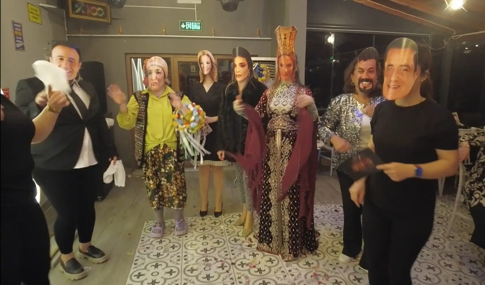 Maskeleri takıp sahneyi sallayan kadınlardan unutulmaz gece