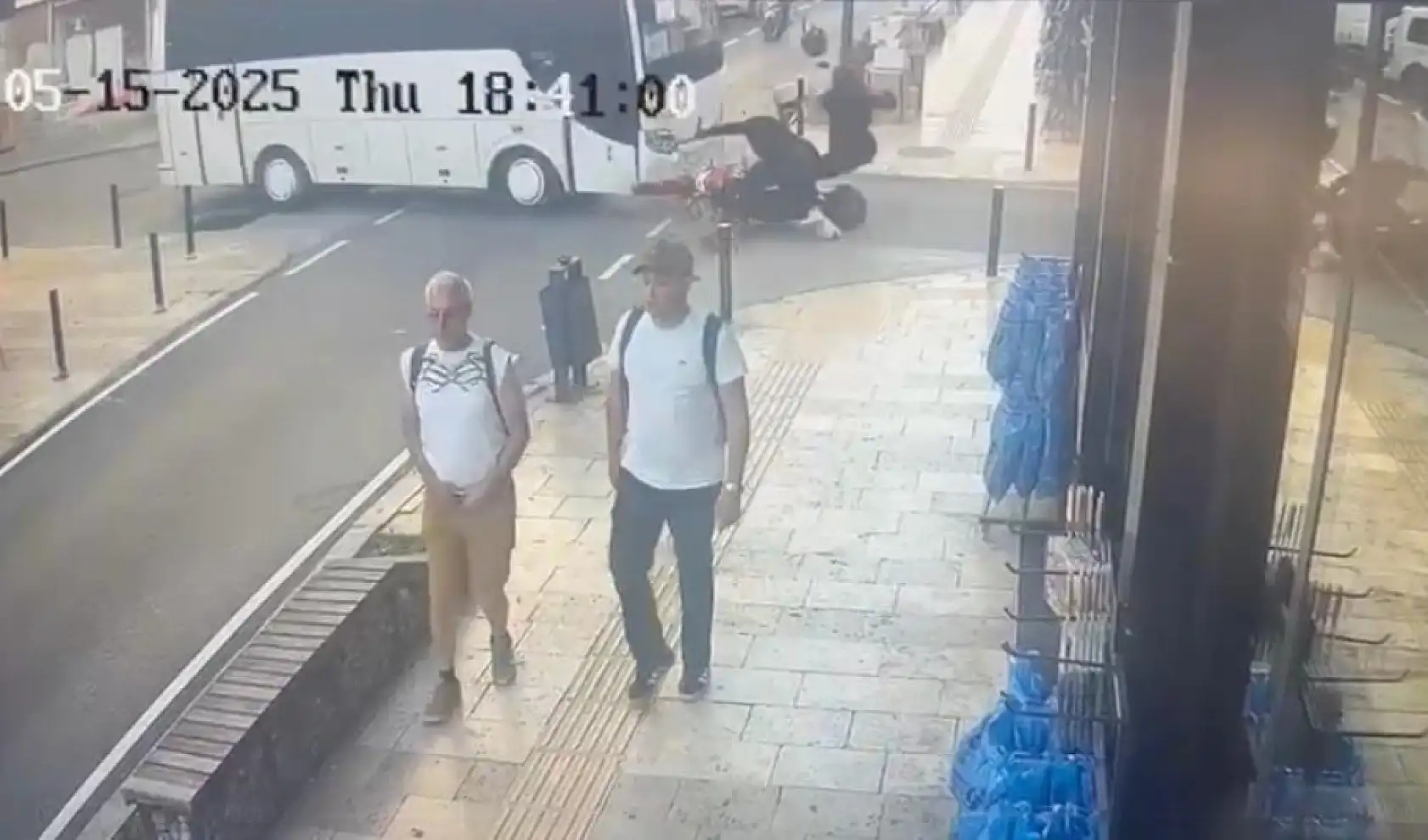 Motosiklet midibüse çarptı: 25 yaşındaki genç hayatını kaybetti