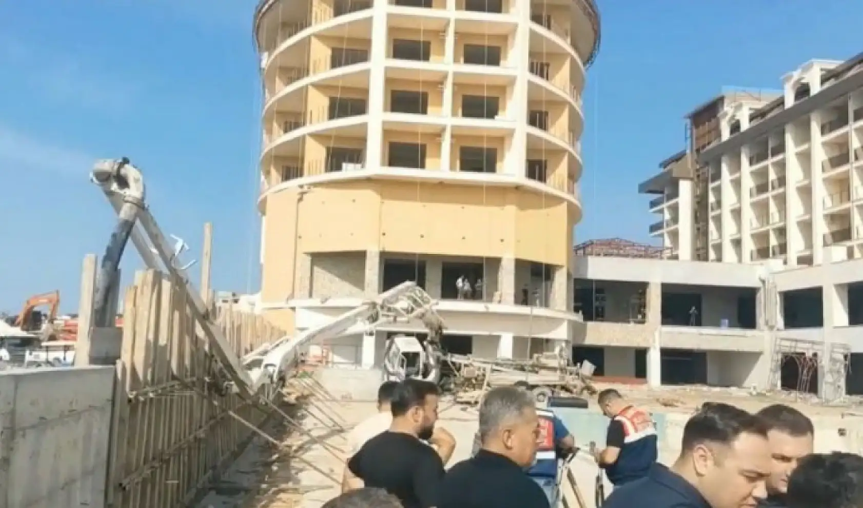 Otel inşaatında yan yatan beton mikserin kolu işçiye çarptı: 1 ölü