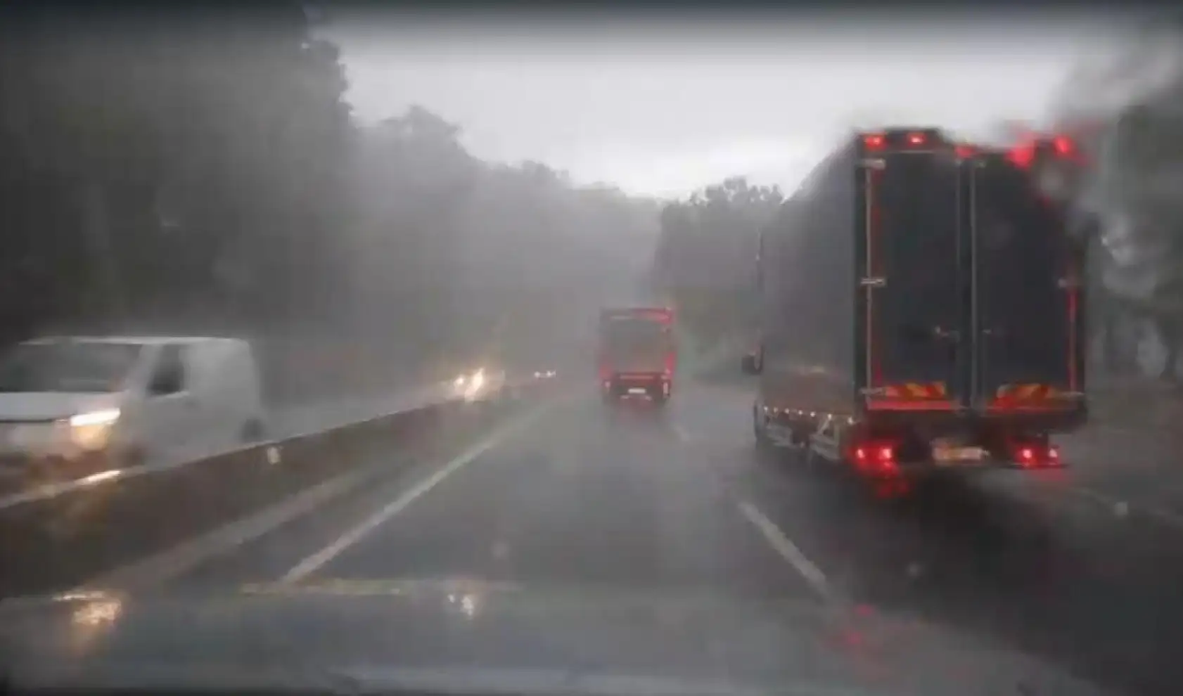 Muğla'da sağanak ve dolu yağışı hayatı olumsuz etkiledi