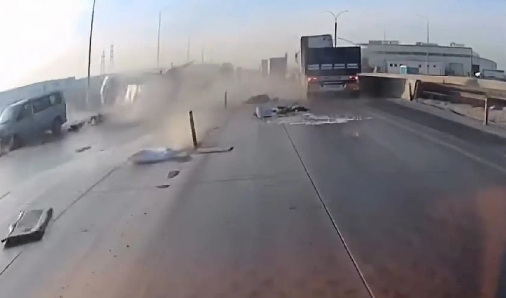 Araç sollamak isterken tırın önünde kaldı: 6 yaralı