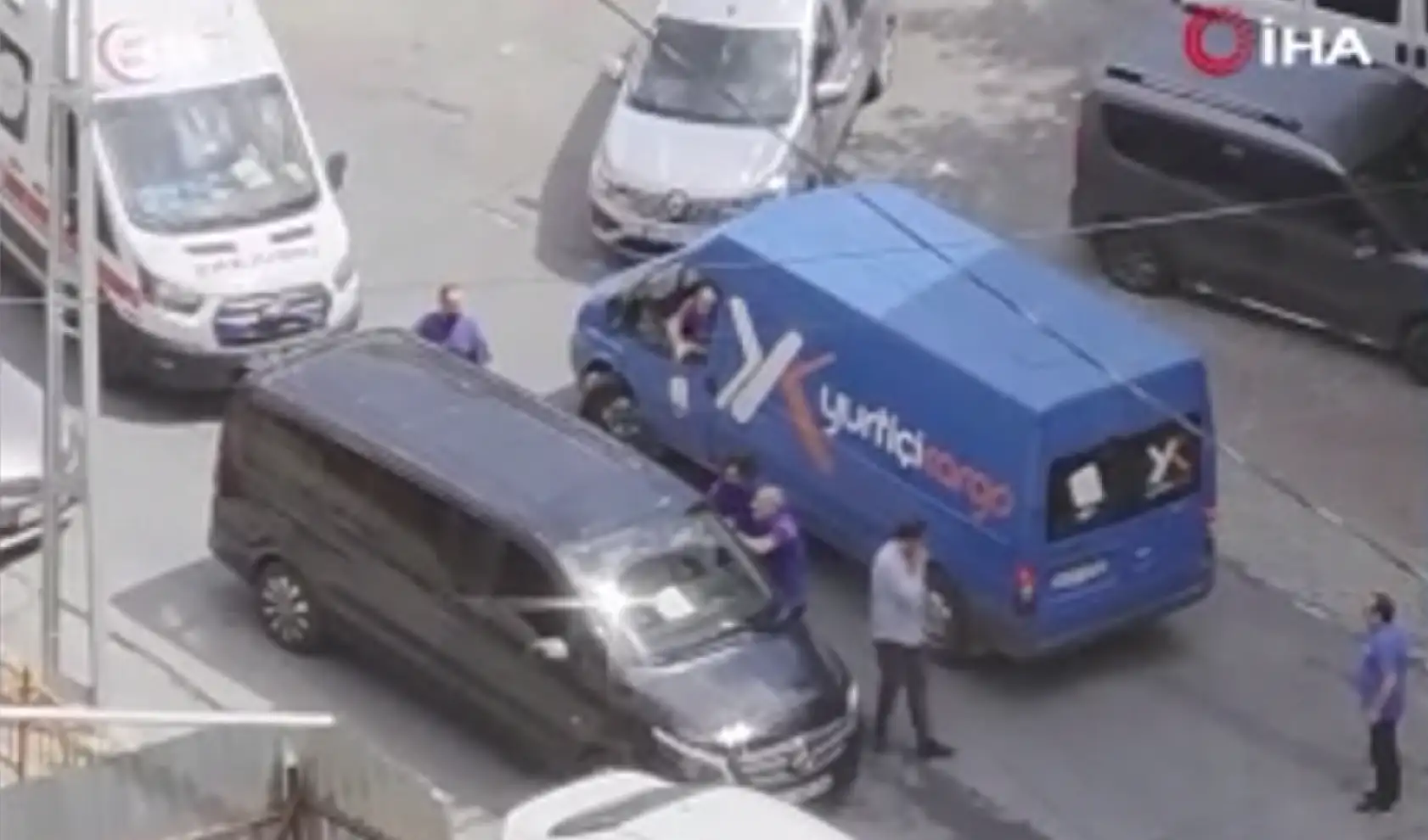 Sokak ortasında kavgaya tutuştan sürücüler, ambulansa yol vermedi