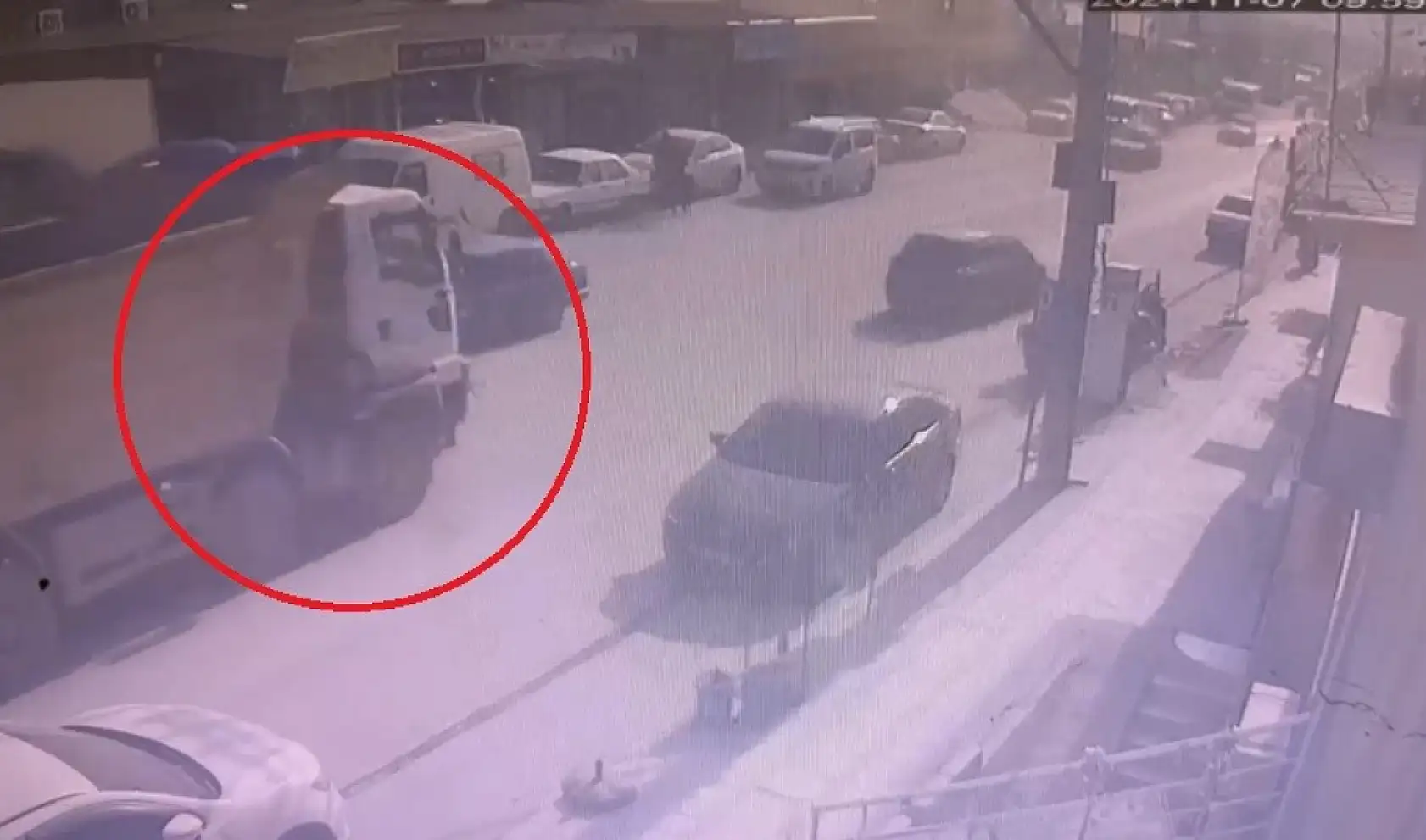 Hafriyat kamyonunun altında kalan motosikletli aracın altından yürüyerek çıktı