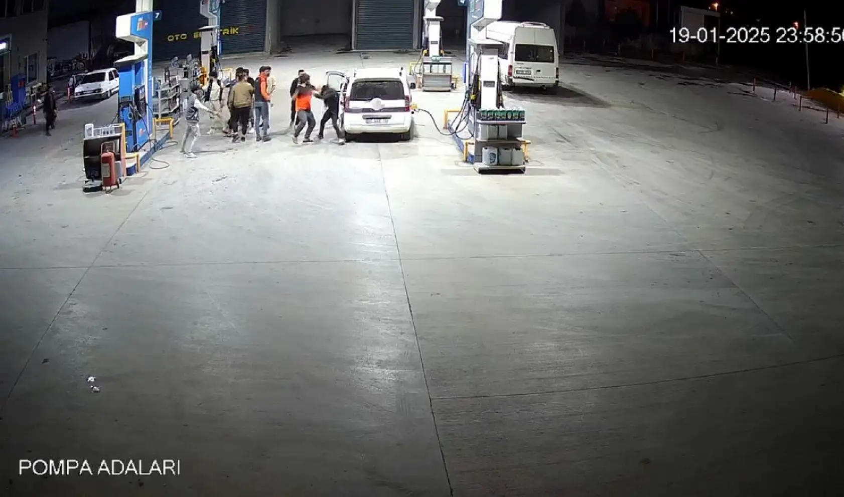 Böyle kavga görülmedi: Kaldırımdaki grubun arasına motosikletle daldı