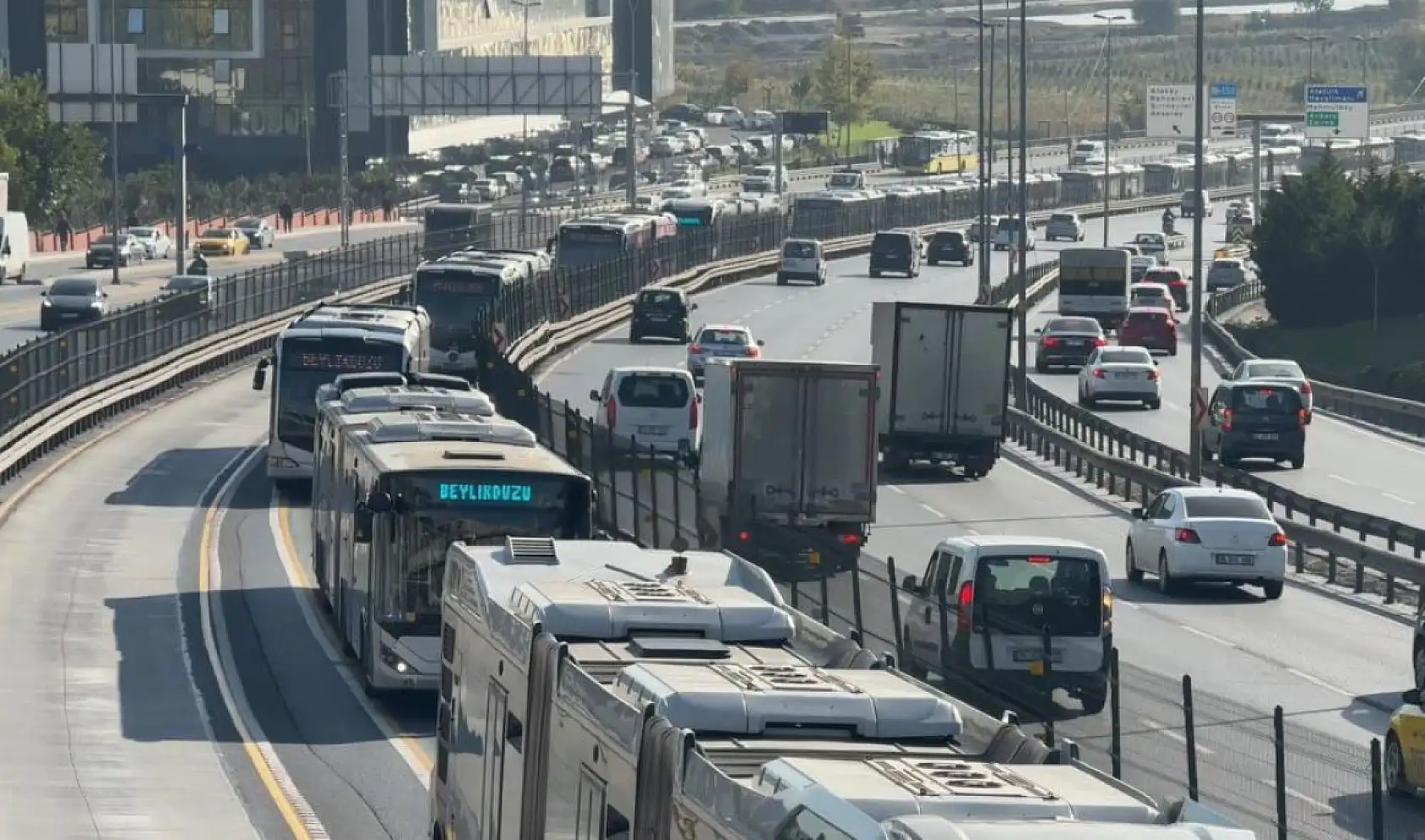 İstanbul'da iki metrobüs çarpıştı: 1 yaralı