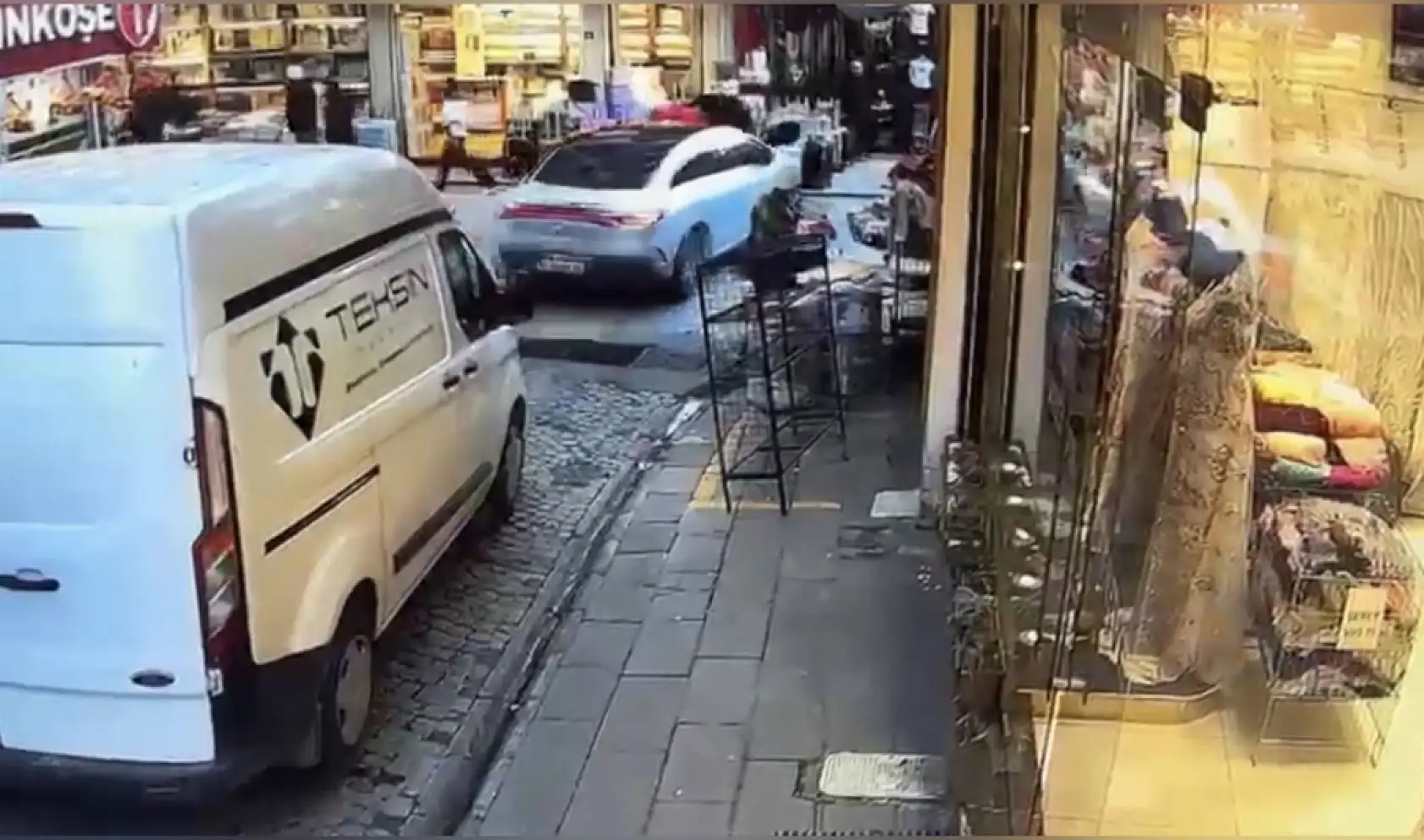 Fren yerine gaza basan sürücü vatandaşların arasına daldı