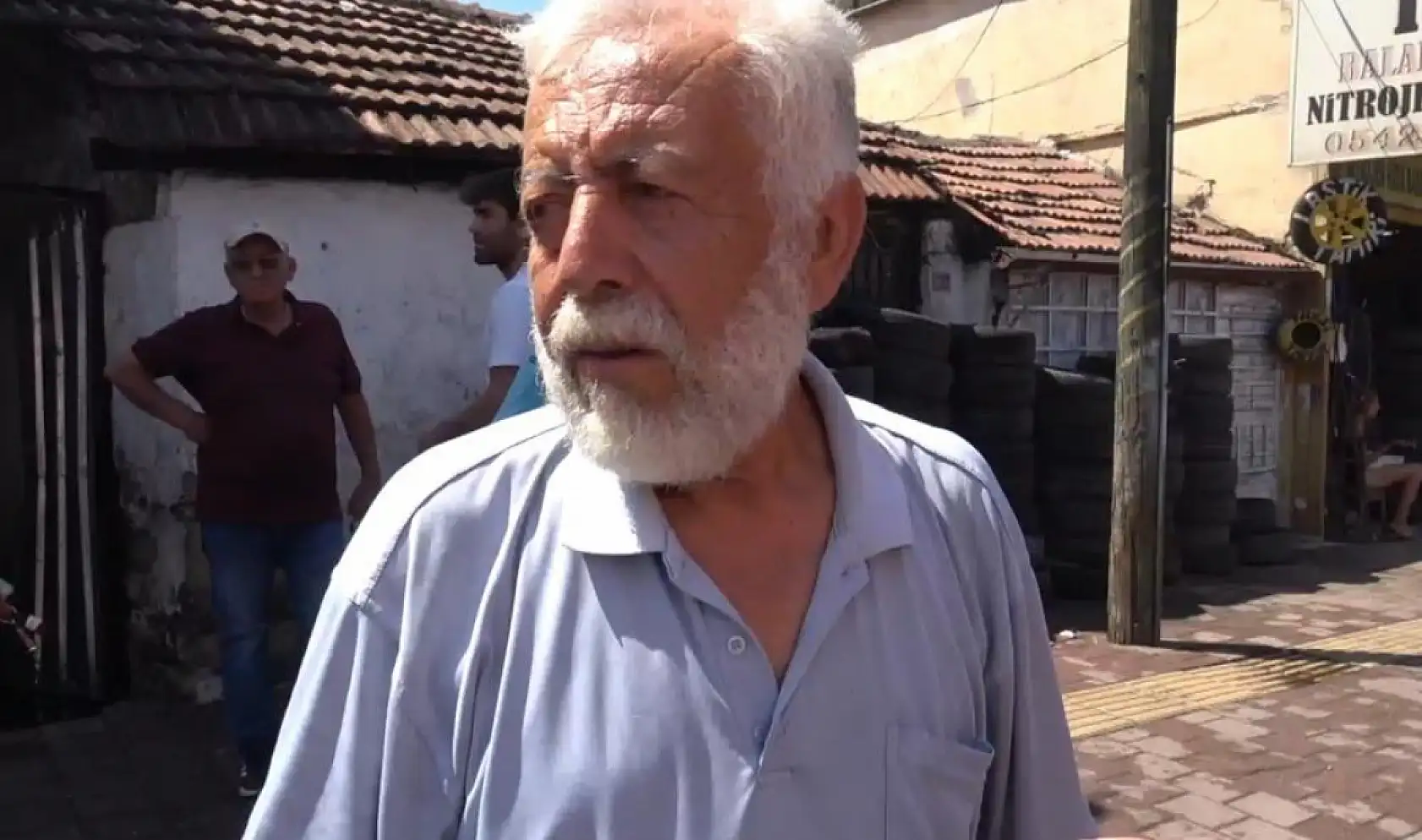 Kıbrıs gazisi, yeğeninin yaktığı evden sadece zarar görmeyen Türk Bayrağını alabildi