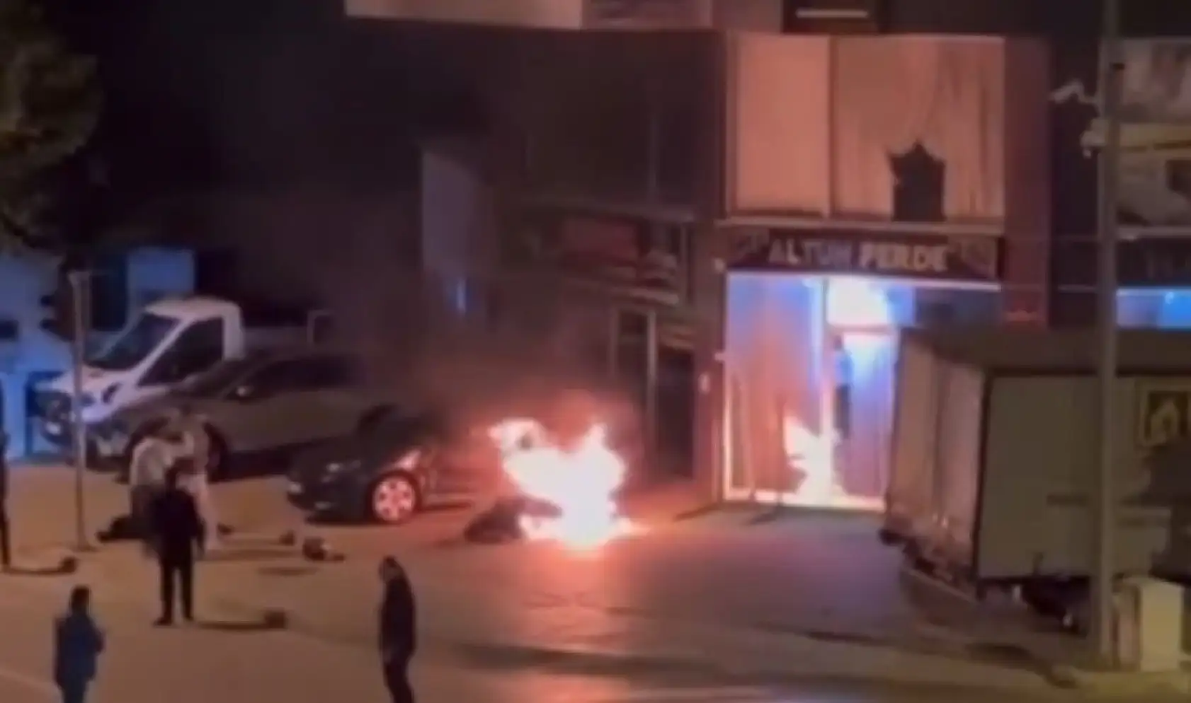 Kaza yapıp yanan motosikletin sürücüsünü alevlerden çekip aldı, 'Kahramanlık değil, insanlık görevi' dedi