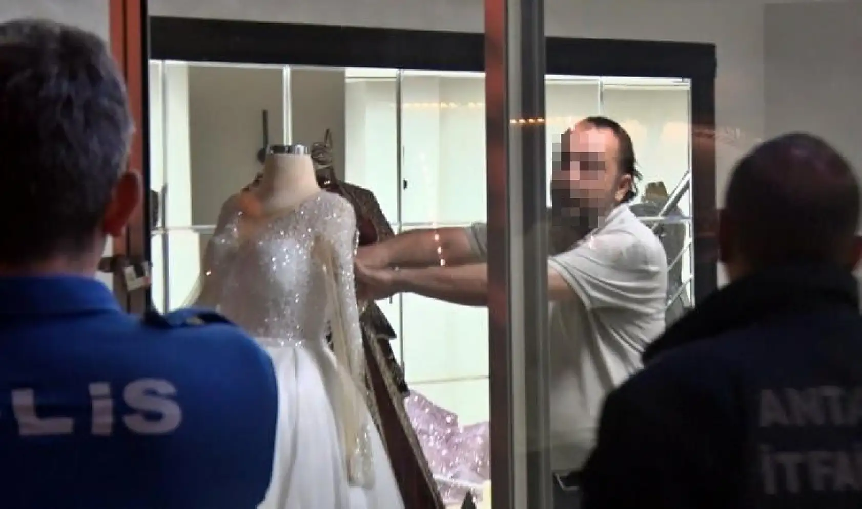 Eşinin mağazasına girip gelinliklerin üzerlerine kolonya döktü, tüpe çakmağı dayayınca tazyikli suyu yedi