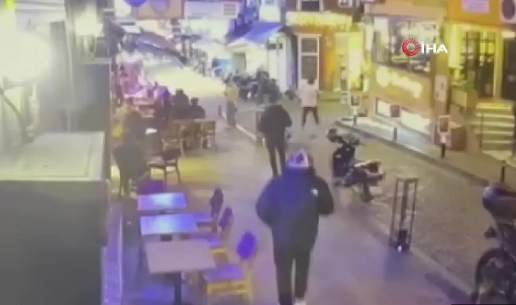 Eşiyle kafeteryada oturan adama şok saldırı: Ensesinden silahla vurularak öldürüldü