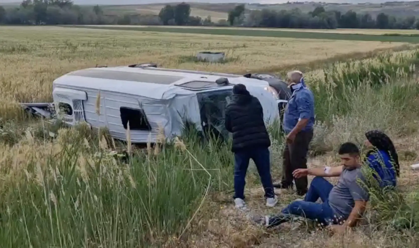 Düğün dönüşü minibüs şarampole devrildi: 17 yaralı