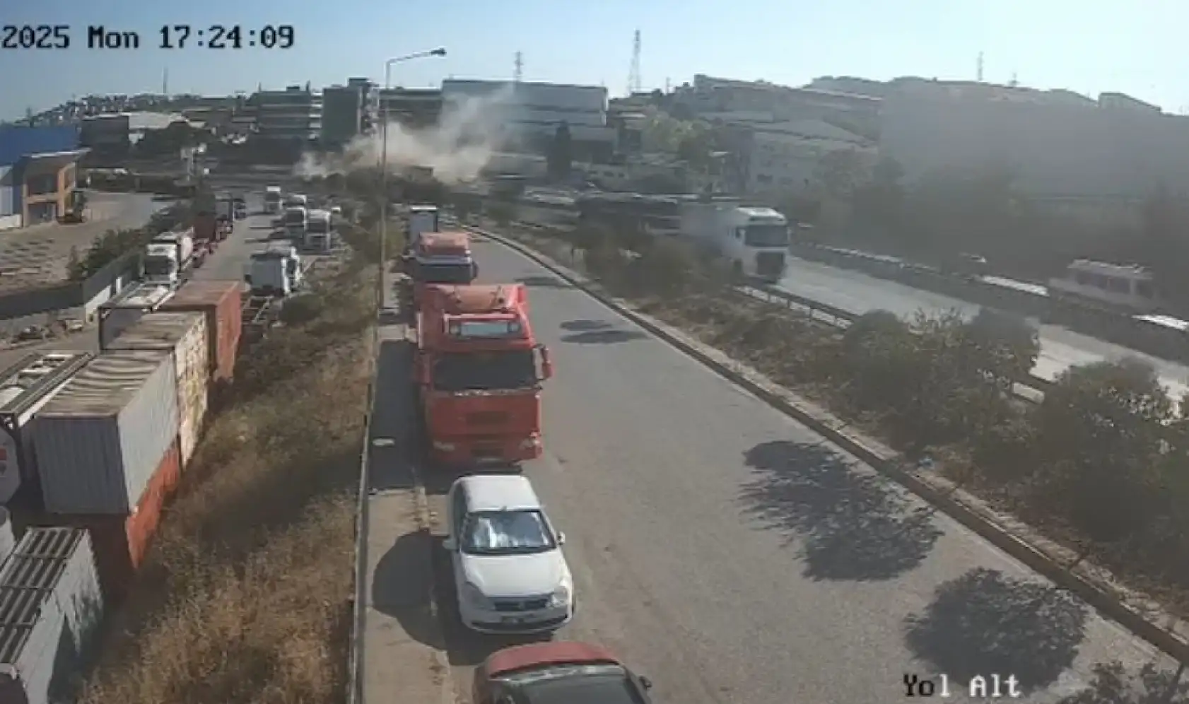 Tır ve Otomobiller Çarpıştı: 5 Kişi Hayatını Kaybetti