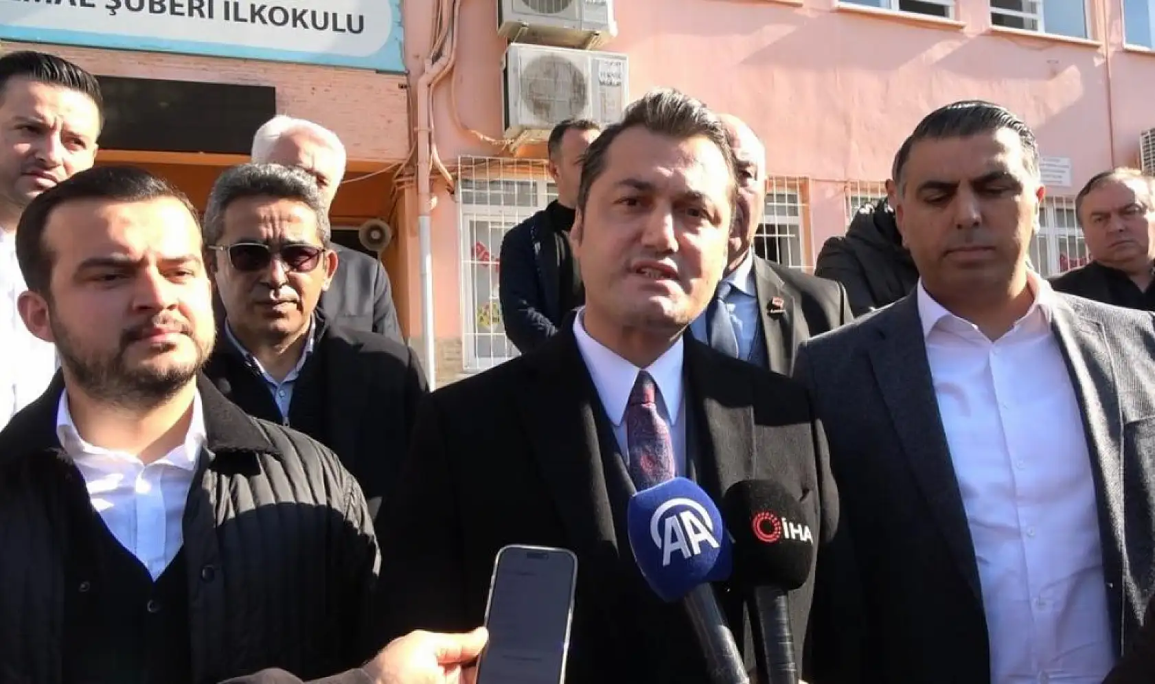 İlkokul sınıfının klima ünitesinde çıkan yangın korkuttu