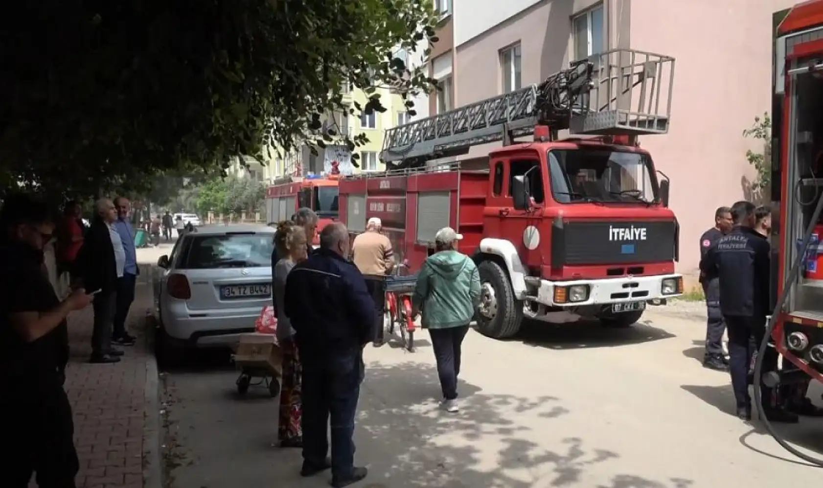 Terk edilmiş ev alev alev yandı! Mahalle ayağa kalktı