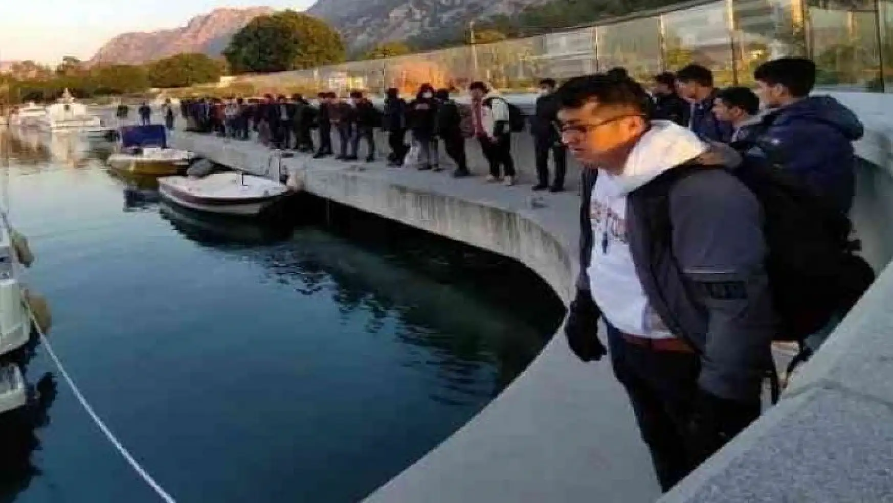 15 metrelik yelkenli tekneden 111 düzensiz göçmen çıktı